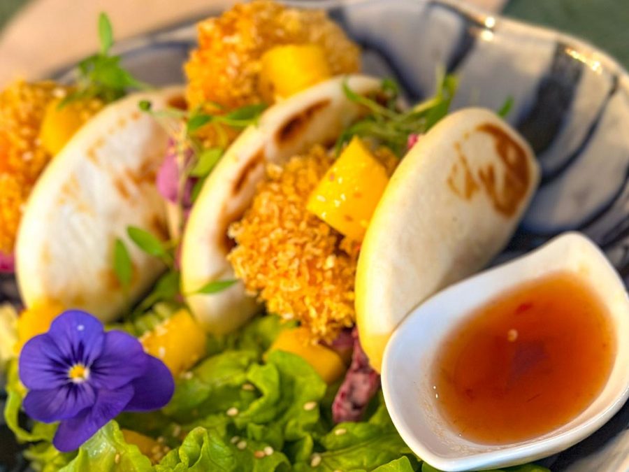 Bao Bao de Camarão — pão cozido ao vapor recheado com camarão crocante e manga