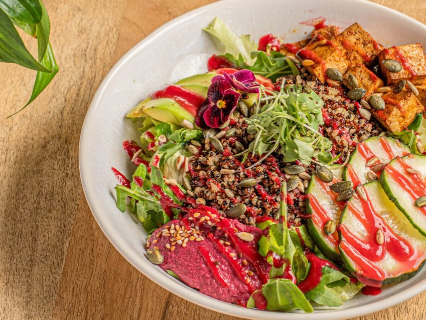 Green Vibe — quinoa tricolor, tofu, abacate e hummus de beterraba
