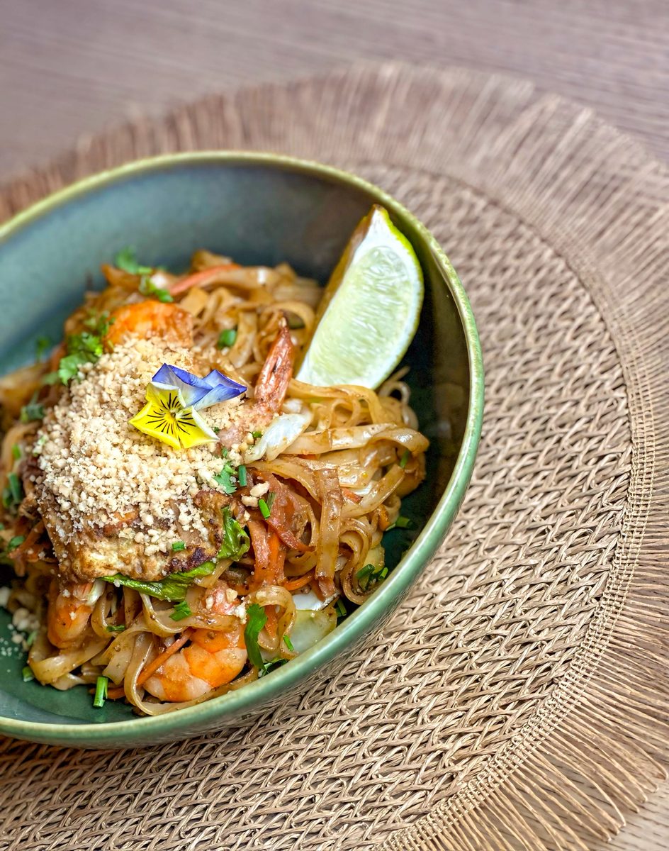 Pad Thai — massa de arroz tailandesa com camarão, ovo, amendoim e coentros