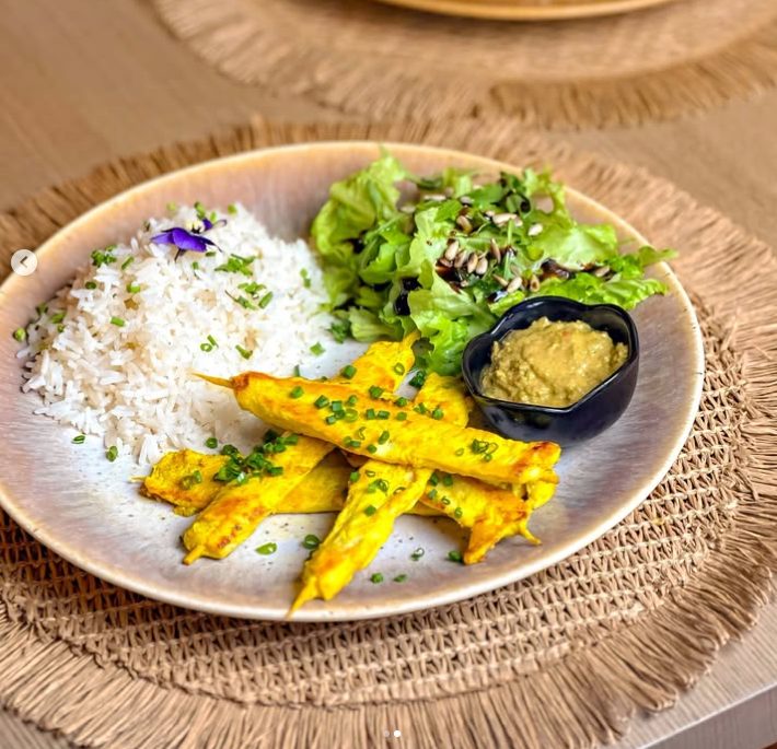 Satay — espetadas de frango com molho indonésio e arroz basmati