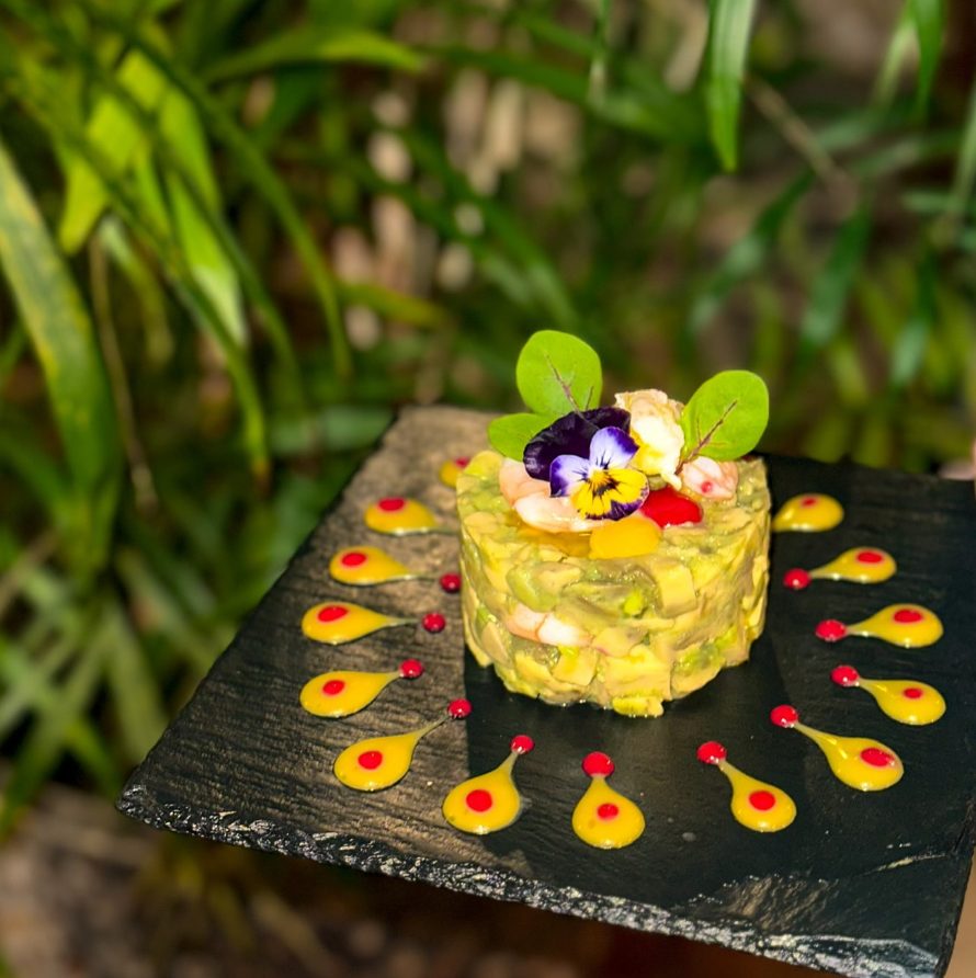 Tartar de Abacate e Camarão — apresentação em ardósia com flores comestíveis
